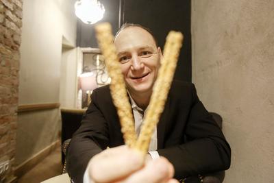 PALUSZKI
Z OCHRONĄ: Bartosz Głodowski, twórca podwójnych paluszków, opatentował produkt
przed laty, a jego ochrona wygasa w 2031 r.