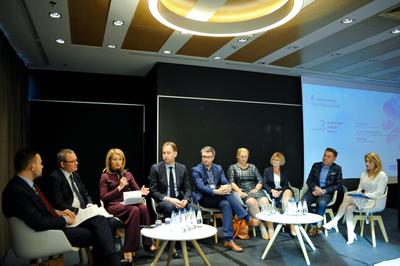 VIII konferencja "Polityka lekowa" - uczestnicy panelu poświęconego innowacyjnym terapiom.