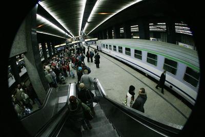 Pasażerowie są zdegustowani tym, co się dzieje na kolei.