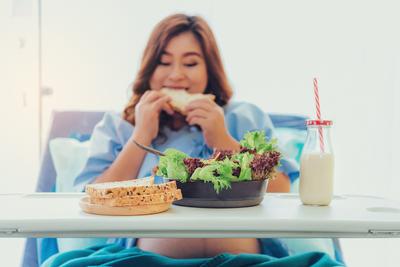 Program "Dieta Mamy" zakłada, że kobiety w ciąży i w okresie poporodowym mają otrzymywać pięć posiłków dziennie przygotowanych ze świeżych i wysokiej jakości produktów spożywczych.