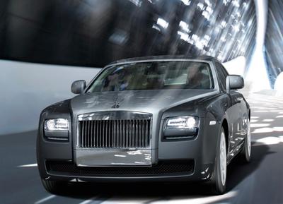 Rolls-Royce Ghost to model mniejszy i tańszy od Phantoma. Cena? Zaczyna się od 165 tys. GBP (fot. Rolls-Royce)