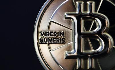 Wizerunek Bitcoina. Fot. Bloomberg.
