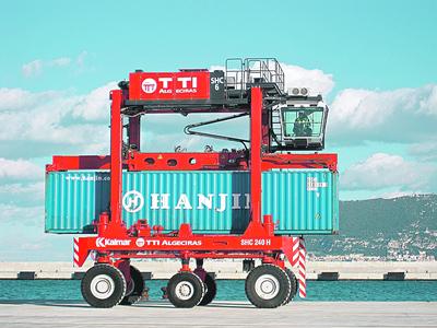 GIGANTY ZE STARGARDU: Produkowane w Stargardzie przez Kalmar wozy
bramowe do transportu kontenerów mają 9 m długości, 5 m szerokości, 13,4
m wysokości i ważą 61 ton. Dlatego z zakładu wyjeżdżają w kilku dużych
podzespołach, a montaż finalny następuje u klienta lub w porcie, z
którego są transportowane.