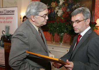 Laureat nagrody głównej prof. Andrzej Górski odebrał z rąk wiceministra zdrowia Marka Habera dyplom dla siebie oraz członków zespołu.