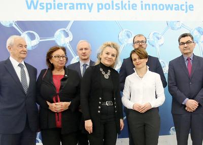 BEZ
KREATORÓW: Z hasłem „Wspieramy polskie innowacje” w tle przedstawiciele Agencji
Rozwoju Przemysłu, Instytutu Wysokich Ciśnień PAN i resortów przedsiębiorczości
i nauki prezentowali plan zakupu będącej w stanie upadłości spółki Ammono i
ratowania rozwiązania, które miało być wielką chlubą kraju. Losy
firmy są na tyle zawiłe, że dziś na takie spotkanie oficjalnie nie zaprasza się
już samych wynalazców.