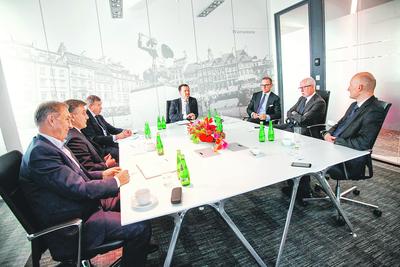 UCZESTNICY DEBATY: