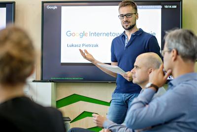 W ŚWIECIE ONLINE: Internet to dzisiaj niezastąpione źródło informacji na temat usług czy produktów, których poszukuje użytkownik, a które są mu często potrzebne tu i teraz, ale nie wszyscy jeszcze o tym wiedzą — zaznacza Łukasz Pietrzak, koordynator projektu Internetowe Rewolucje w Google Polska.