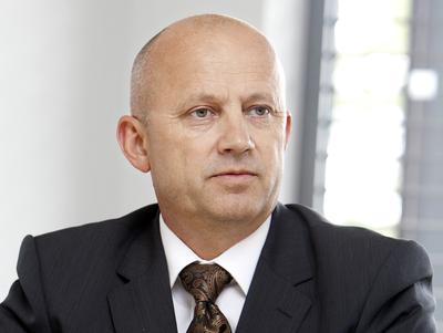 PRĄD
WYWINDUJE CENY: W przyszłym roku Grupa Apator zapłaci za energię elektryczną i
gaz o 1,3-1,5 mln zł więcej niż w tym. Prezes Mirosław Klepacki deklaruje, że
spółka postara się wliczyć większe koszty do cen swoich produktów.
