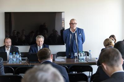 KIERUNEK
— KOBIETY: Jerzy Mazgaj (z prawej), znaczący akcjonariusz Vistuli, pytany o
kolejne akwizycje, wskazywał, że grupie brakuje damskiej marki modowej. Ta ma
już wprawdzie sieć salonów z droższą formalną odzieżą damską Deni Cler, ale jej
nie rozwija.
