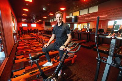 BUDOWANIE MASY: Radosław Jarmuła, który odpowiada za wprowadzenie do Polski konceptu Orangetheory Fitness, chce budować biznes na bazie płacących abonamenty klubowiczów, a nie użytkowników kart pracowniczych, którzy generują większość ruchu w branży. Według ekspertów, łatwo nie będzie.