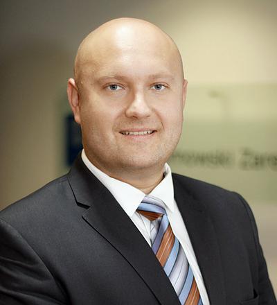 POTRZEBY
SĄ WIĘKSZE: Dr Andrzej Dmowski, adwokat, doradca podatkowy z Russell Bedford,
ocenia tegoroczne uproszczenia na plus, gdyż — jego zdaniem — każda ulga od
obowiązków biurokratycznych jest godna uznania. To jednak wciąż za mało. —
Wydaje się, że oczekiwania przedsiębiorców są o wiele większe, drobne
uproszczenia znikają w gąszczu skomplikowanych przepisów — ocenia adwokat.