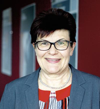 Prof. dr hab. n. med. Magdalena Durlik, specjalista chorób wewnętrznych, nefrologii i transplantologii klinicznej, jest kierownikiem Kliniki Medycyny Transplantacyjnej, Nefrologii i Chorób Wewnętrznych WUM.