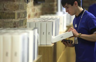 Sprzedawca w sklepie Apple (fot. Bloomberg)