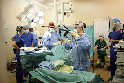 OPERACJĘ pobrania nerek i ich przeszczepienia wykonali: prof. andrzej Chmura, prof. Artur Kwiatkowski oraz dr n. med. Rafał Kieszek. Pary do przeszczepienia zostały przygotowane przez zespół nefrologów: dr n. med. Jolantę Gozdowską oraz dr Martę Serwańską-Świętek. Koordynatorem transplantacyjnym była mgr Aleksandra Tomaszek