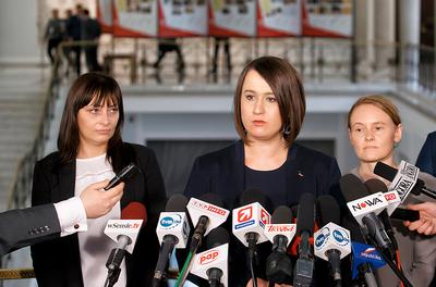 Te trzy posłanki z listy Kukiz ’15 w lutym założyły koło Republikanie. Małgorzata Janowska i Anna Siarkowska (na zdjęciu od lewej) wczoraj ogłosiły przejście do klubu PiS, zatem Magdalenie Błeńskiej pozostaje status niezrzeszonej.