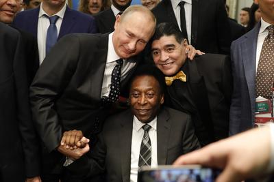Władimir Putin wykorzystał Pelego i Maradonę dla ocieplenia swego wizerunku.