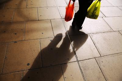 KONTROWERSYJNE FOLIÓWKI: Według portalu reusethisbag.com, co roku świat zużywa bilion torebek foliowych. Są najczęściej zrobione z materiału, który będzie się rozkładał co najmniej 100-400 lat. To — zdaniem ekologów — oznacza konsekwencje nie tylko dla ekosystemów, które dziś staramy się chronić, ale też dla tych, które zostawimy naszym dzieciom i wnukom. Jednocześnie producenci dowodzą, że produkcja papierowych opakowań jest bardziej szkodliwa dla środowiska, bo zużywa więcej wody i energii.