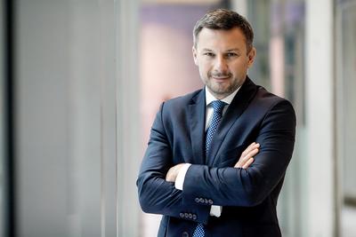 TRZY
MIESIĄCE W ARESZCIE: Piotr Osiecki, twórca Altus TFI, ostatnie trzy miesiące
spędził w areszcie. Prokuratura chciała, by spędził jeszcze trzy, ale sąd
uznał, że nie przedstawiła na to wystarczającego uzasadnienia.