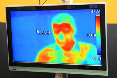 Naukowcy z Politechniki Śląskiej przekonują, że technologia wykorzystująca kamery termowizyjne jest rozwiązaniem mniej czasochłonnym niż mierzenie temperatury termometrem ręcznym.