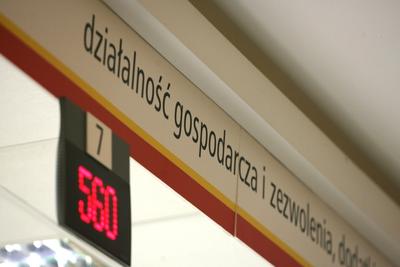 Nowi przedsiębiorcy, w większości nieposiadający elektronicznego podpisu ciągle muszą korzystać z tradycyjnego okienka żeby założyć firmę (fot. M. Wiśniewski)