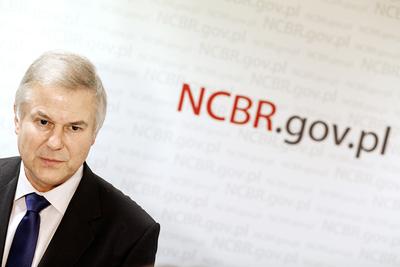 Krok wstecz Narodowe Centrum Badań i Rozwoju, zarządzane przez prof. Macieja Chorowskiego, po otrzymaniu opinii od Ministerstwa Inwestycji i Rozwoju poinformowało fundusze o zmianach wprowadzonych w programie Bridge Alfa. Uderzą one w podmioty, które inwestują w pojedyncze projekty więcej niż 200 tys. EUR. Teraz będą musiały postawić bardziej na liczbę niż jakość inwestycji. Zmniejszy to zaufanie, jakie wypracowały wśród prywatnych kooperantów.