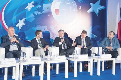W panelu dyskusyjnym „Jak transformacja cyfrowa służby zdrowia wpływa na zaangażowanie pacjenta i poprawę opieki medycznej?” uczestniczyli eksperci:Adam Rozwadowski, prezes zarządu Centrum Medycznego Enel-Med SA, Maciej Surowiec, EU Government Affairs Manager w Microsoft, Michał Kępowicz, dyrektor ds. relacji strategicznych Philips Polska Sp. z o.o., Janusz Cieszyński, podsekretarz stanu w Ministerstwie Zdrowia.