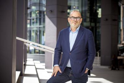 OBECNY: Rynek spekuluje, że Marek Jutkiewicz, który ma już na koncie wyjście z Hoopa i Allenortu, może sprzedać biznesy spożywczy i medyczny. Inwestor zapewnia jednak, że ma plan dla produkującej wodę i napoje Bewy, a Radomskim Centrum Onkologicznym chętnie podzieli się z inwestorem branżowym.