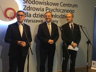 Od lewej ks. prof. dr hab. Stanisław Dziekoński, rektor UKSW; wiceminister zdrowia Zbigniew Król i Jerzy Kwieciński, minister inwestycji i rozwoju