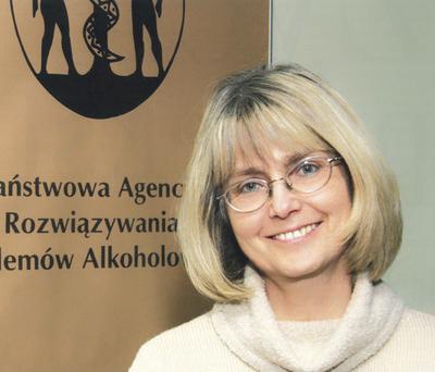 Jadwiga Fudała, kierownik Działu Lecznictwa Odwykowego i Programów Medycznych Państwowej Agencji Rozwiązywania Problemów Alkoholowych: System opiera się głównie na specjalistach psychoterapii uzależnień. Odpowiedni certyfikat zdobywa się w ramach trwającego kilka lat szkolenia zakończonego państwowym egzaminem. Mimo to nie jest ono uznane za specjalizację medyczną.