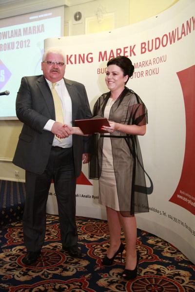 Krzysztof Ogórek z Grupy Atlas z rąk Małgorzaty Walczak-Gomuły z ASM – Centrum Badań i Analiz Rynku odbiera główną nagrodę - Złotą Budowlaną Markę Roku 2012