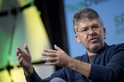 DRUŻYNA APPLE’A: John Giannandrea jest ostatnim nabytkiem koncernu z Cupertino, ale w nowej siedzibie spółki wycenianej na blisko 880 mld USD pracują już inni specjaliści od sztucznej inteligencji. W 2016 r. firma pozyskała Carlosa Guestrina z University of Washington, i Russa Salakhutdinova z Carnegie Mellon University.