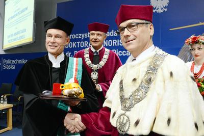 MARZENIA
I DZIAŁANIA: Przez projekt Solar Impulse pokazaliśmy, że czyste technologie
mogą osiągnąć to, co wydawało się niemożliwe — twierdzi Bertrand Piccard (z
lewej). Na zdjęciu z prof. Arkadiuszem Mężykiem, rektorem Politechniki
Śląskiej.