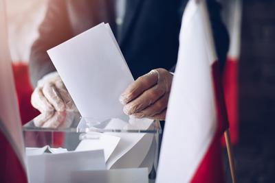 Podczas drugiej tury wyborów, tak jak w pierwszej, przy wejściu do lokali wyborczych w widocznym miejscu zostaną umieszczone płyny do dezynfekcji rąk. Zalecane jest, aby wyborcy z nich korzystali. Jeśli wyborca nie zamierza z nich korzystać, rekomenduje się, aby zaopatrzył się w rękawiczki jednorazowe.