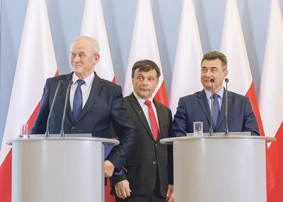 WIARA JEST, ZGODY BRAK: Krzysztof Tchórzewski, minister energii, Mariusz Orion Jędrysek, wiceminister środowiska i główny geolog kraju, i Grzegorz Tobiszowski, wiceminister energii, deklarowali w lipcu wiarę w to, że uda się uruchomić dwie nowe odkrywki — w Złoczowie (koło elektrowni PGE) i w Ościsłowie (koło ZE PAK). Z tą drugą jest problem. RDOŚ się nie zgadza.