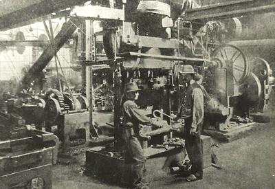 Z ZAKŁADOWEGO ARCHIWUM: Podkowiarnia — część hali produkcyjnej huty Florian w Świętochłowicach w 1918 r.