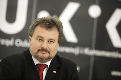 Więcej
władzy: Marek Niechciał, prezes urzędu antymonopolowego, twierdzi, że
potrzebuje znacznie więcej uprawnień, żeby skuteczniej ścigać patologie na
rynku, np. kartele i łamanie praw konsumentów. Metodą ma być surowsze karanie
firm.