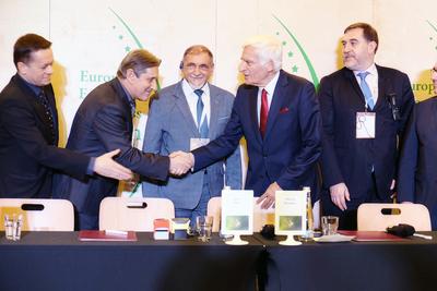 UMOWA: 4 grudnia 2018 r. miejska spółka Beskid Żywiec podpisała z Dalkią porozumienie
o współpracy na rzecz rozwoju zintegrowanych projektów w obszarach efektywności
energetycznej, likwidacji niskiej emisji i samowystarczalności energetycznej w
Żywcu.