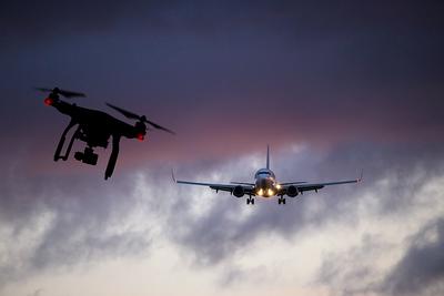 BLOKADA: Wystarczy jeden dron i nieodpowiedzialny operator, by zablokować lotnisko na
kilkanaście godzin — również w Polsce.