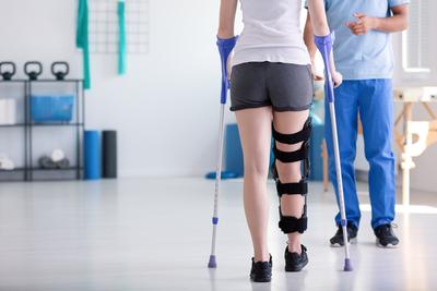 Protestujący fizjoterapeuci, diagności laboratoryjni i technicy domagają się m.in. podwyżki płac o 1200 zł netto.
