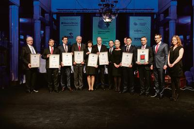 Z miejsc w pierwszej dziesiątce rankingu cieszyli się (od lewej) Herbert Wirth z KGHM, Janusz Płocica z Zelmera, Sławomir Jędrzejczyk z PKN Orlen, Jerzy Marciniak z Grupy Azoty, Magdalena Polczyk z Wawelu, Krzysztof Kołpa z Integera oraz Tomasz Szeląg z Cyfrowego Polsatu i Dariusz Pachla z LPP. „Puls Biznesu”, reprezentowany przez prezes Bonnier Business Polska Particię Deynę (pierwsza z prawej) i redaktora naczelnego Tomasza Siemieńca (w środku), gościł także partnerów: Iwonę Srokę, prezes KDPW oraz Mikołaja Budzanowskiego, ministra skarbu.