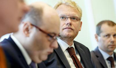 SPÓR W RZĄDZIE: Paweł Gruza, wiceminister finansów, nie zgadza się z prawnikami kancelarii premiera, którzy twierdzą, że projekt łamie konstytucję i dyskryminuje duże firmy.