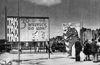 Tablice agitacyjne przed referendum 30 czerwca 1946 w Warszawie