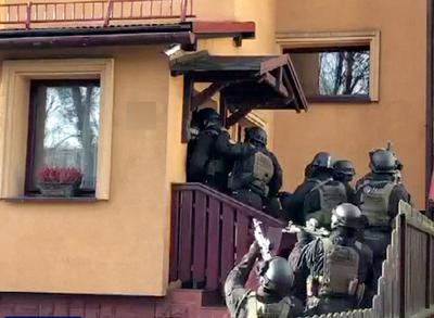 KARMA WRACA: Trzej mężczyźni przebrani za policjantów dwa tygodnie temu porwali dla okupu żonę biznesmena i przetrzymywali ją przez trzy dni. Wszystkich schwytała już policja, która do wytropienia porywaczy rzuciła prawie dwustu funkcjonariuszy. Aresztowanym na trzy miesiące mężczyznom grozi nawet po 15 lat więzienia.