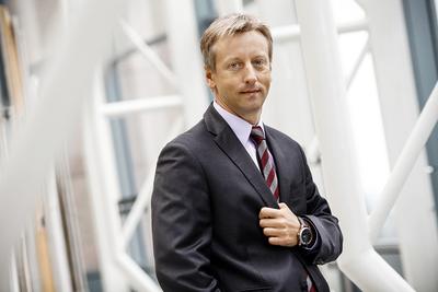 TRUDNO
OCENIĆ SKUTKI: Wojny handlowe są o tyle groźne, że łańcuchy produkcji są
obecnie bardziej skomplikowane niż kilkadziesiąt lat temu. Ich zakłócenie może
spowodować ograniczenie produkcji i inwestycji, a w ślad za tym przecenę
aktywów — mówi Mariusz Adamiak, dyrektora biura strategii rynkowych PKO Banku
Polskiego.