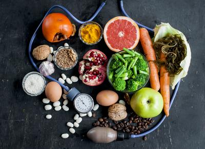 Dieta DASH kładzie nacisk na spożywanie owoców, warzyw, orzechów, produktów pełnoziarnistych, drobiu, ryb i niskotłuszczowych produktów mlecznych.