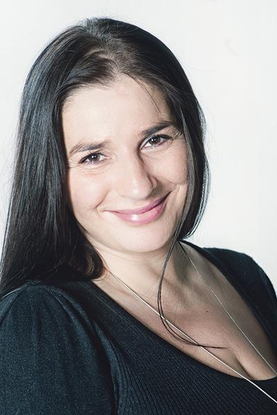Magdalena Cedzyńska, kierownik Poradni Pomocy Palącym w Centrum Onkologii - Instytucie im. Marii Skłodowskiej-Curie w Warszawie: Większość badań, na jakie powołują się obrońcy tezy o mniejszej szkodliwości zdrowotnej e-papierosów, zostało przeprowadzonych na zlecenie przemysłu tytoniowego. E-papierosy i urządzenia podgrzewające tytoń zawierają mniej substancji szkodliwych, ale nie możemy jednoznacznie ocenić ich wpływu na zdrowie.