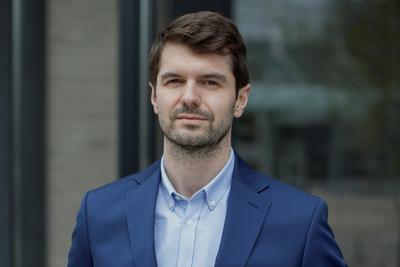 Zdaniem Krzysztofa Sobczaka, współtwórcy i prezesa Emplocity, coraz częściej to pracownicy decydują, gdzie i na jakich warunkach chcą pracować, zmienia się też styl komunikowania najmłodszych pokoleń. Rekruterzy muszą więc przewartościować model pracy, aby dotrzeć do największych talentów przed konkurencją. Z pomocą przychodzą im innowacje.