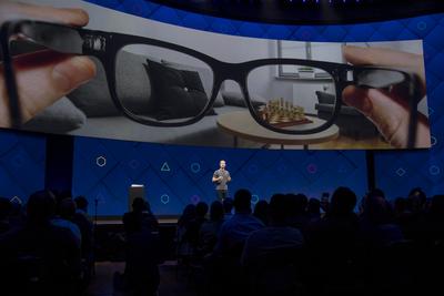Mark Zuckerberg mówił o technologii rzeczywistości rozszerzonej m.in. podczas konferencji F8 Developers w 2017 r.