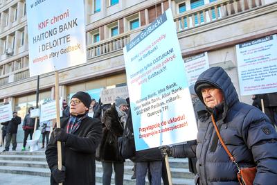 ROZLICZYĆ
KNF: 29 listopada przed siedzibą KNF demonstrowali obligatariusze GetBacku. Ich
zdaniem to zaniechania tej instytucji doprowadziły do karygodnej sytuacji na
rynku finansowym i olbrzymich strat ponad 9 tys. osób.