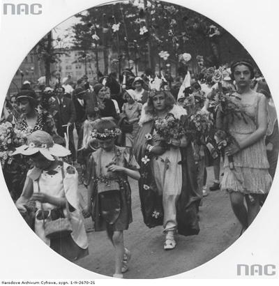 Święto Wiosny w Krakowie - przebrane dzieci w pochodzie przez miasto, 1934.